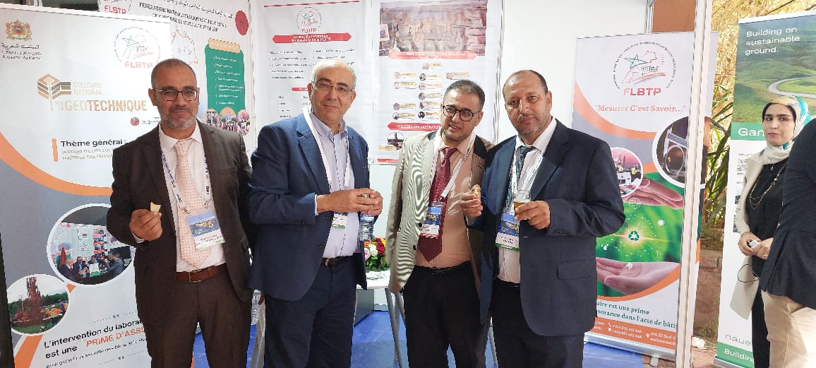 Échanges professionnels sur le stand du colloque géotechnique
